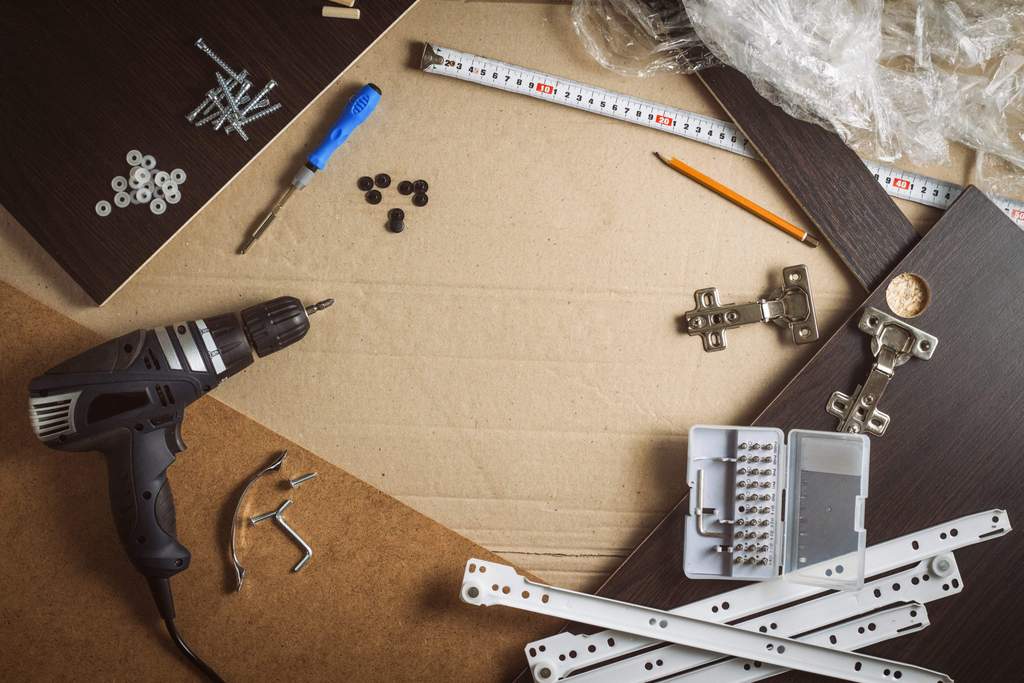 Wie montiert man Schrankscharniere?